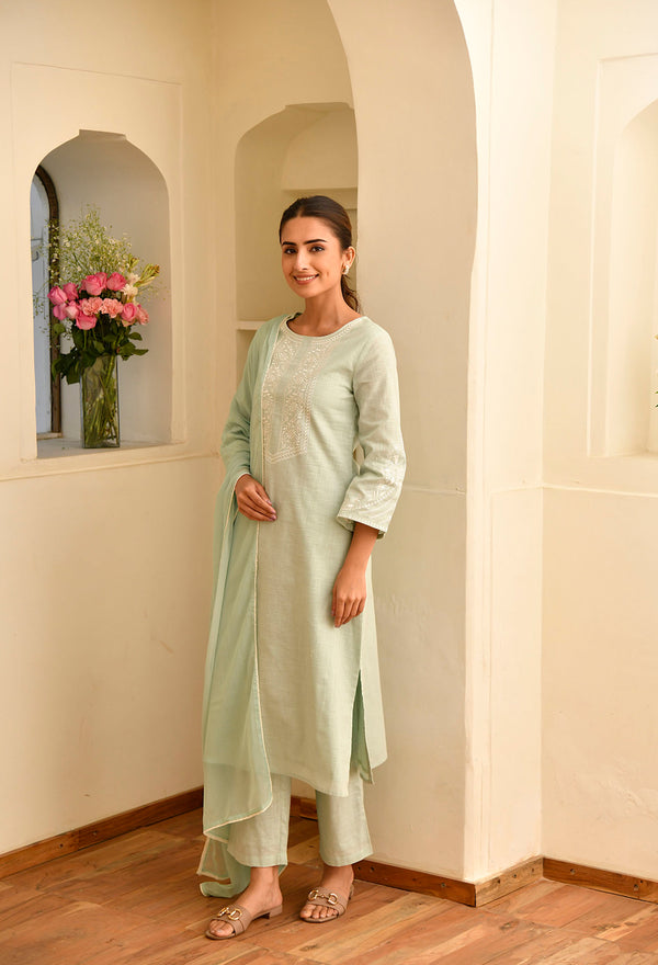 Green Straight Fit Round Neck Kurta Set With Floral Embroidery