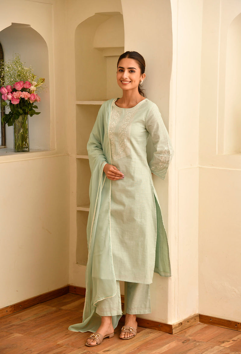 Green Straight Fit Round Neck Kurta Set With Floral Embroidery