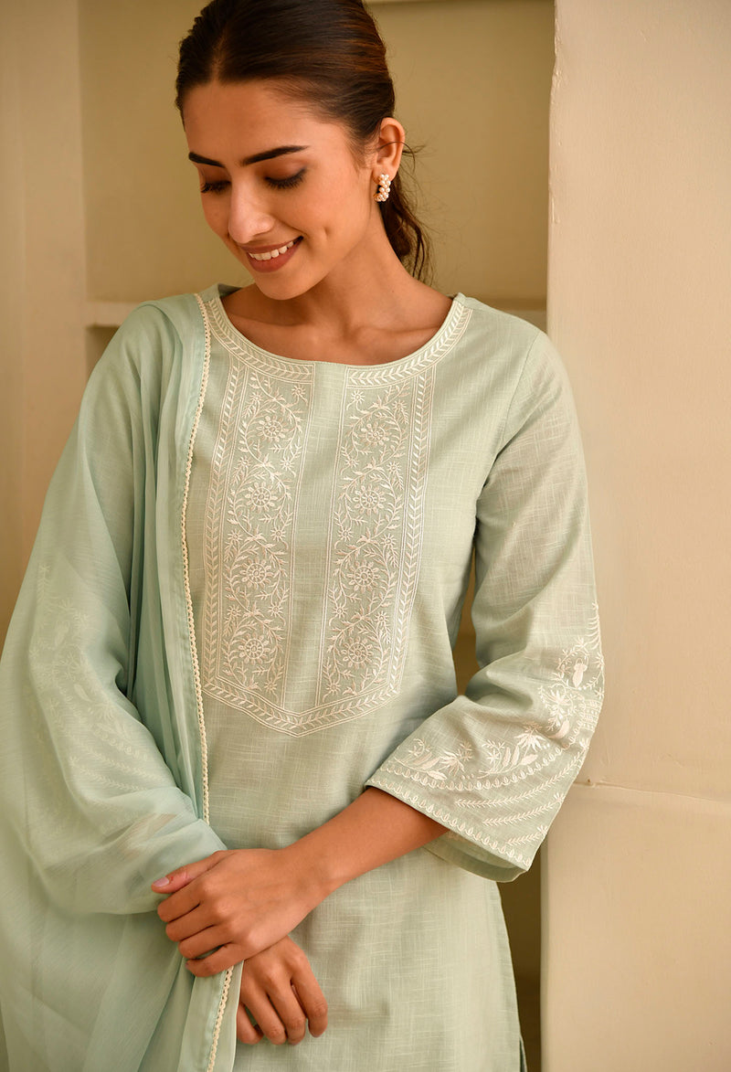 Green Straight Fit Round Neck Kurta Set With Floral Embroidery